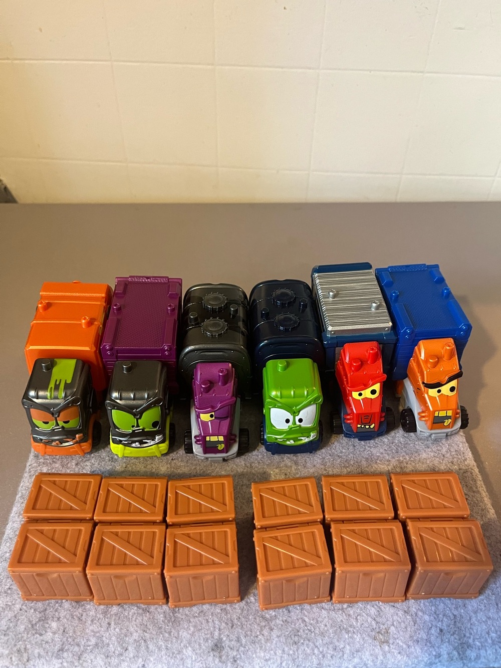 Smash Crashers Trucks Toy Lot 6 Plus 12 Empty Crates- Garbage Truck Just Play